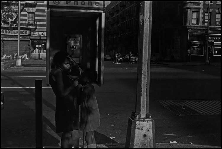 Ming Smith, Mother and Child, Harlem, NY, c1977. Vintage silver gelatin print. 40.6 x 50.8 cm (16 x 20 in). Image courtesy the artist and Pippy Houldsworth Gallery, London. © Ming Smith 2022.