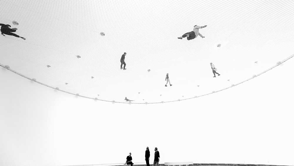 Tomás Saraceno, Free the Air: How to hear the universe in a spider/web, 2022. Custom steel, wire net, wood, light, LFE, shakers, fog. Diameter: 95 feet. Artwork © Studio Tomás Saraceno. Commissioned by The Shed. Photo: Nicholas Knight. Courtesy the artist and Tanya Bonakdar Gallery, New York/Los Angeles; Neugerriemschneider, Berlin; Andersen’s, Copenhagen; Ruth Benzacar, Buenos Aires; and Pinksummer Contemporary Art, Genoa. Photo courtesy The Shed.