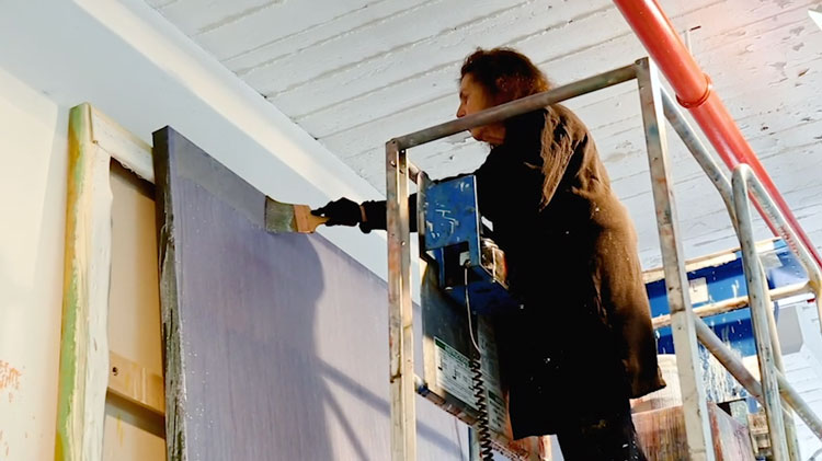 Pat Steir working in her studio on Lila Judith, 2016–17. Photo courtesy Pat Steir and Veronica Gonzalez Peña.