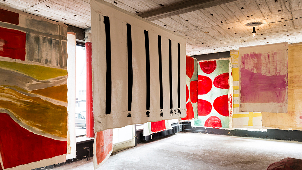Vivian Suter, Nisyros (Vivian’s bed), 2016–17. Oil, pigment, and fish glue on canvas and paper, and volcanics, earth, botanical matter, microorganisms, and wood, 110 x 86 cm. © Courtesy of the artist and Karma International, Zurich and Los Angeles; Gladstone Gallery, New York and Brussels; House of Gaga, Mexico City; and Proyectos Ultravioleta, Guatemala City.