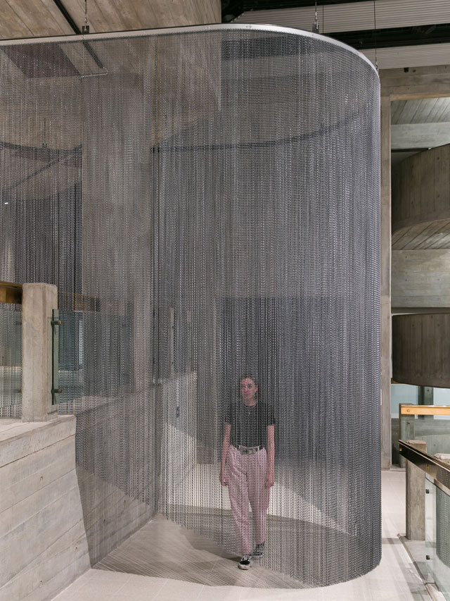 Daniel Steegmann Mangrané, ⊂⊃, 2018. Installation view at Space Shifters © copyright the artist, courtesy Hayward Gallery 2018. Photo: Mark Blower.