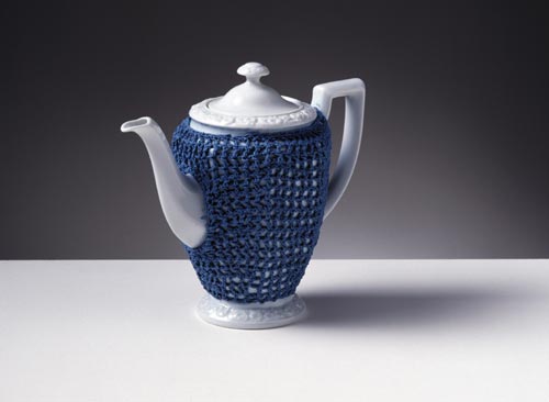 Droog Design. Coffeepot, Knitted Maria. Gijs Bakker, 1997 23 x 11 x 11 cm. Porcelain, glaze. Collection Droog Design. Photo: Hans van der Mars.