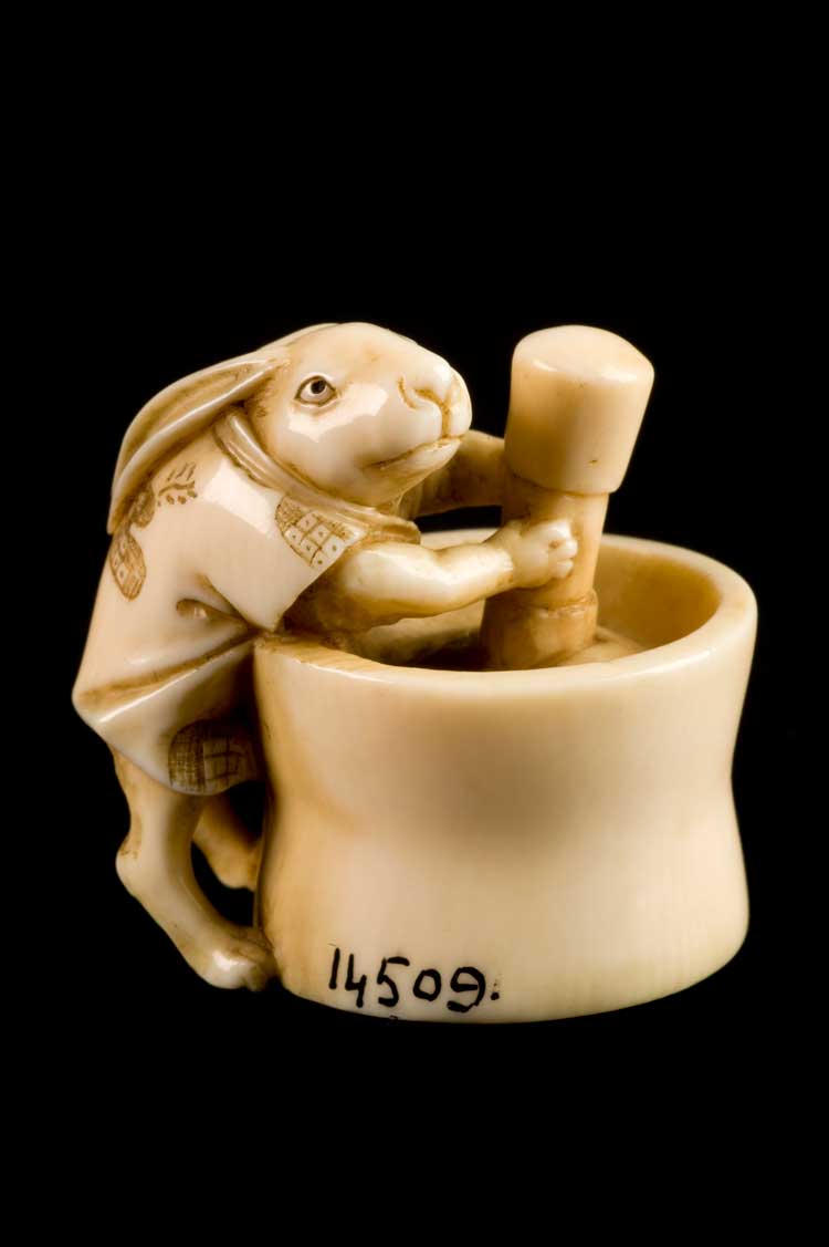 Maker unknown, Netsuke. Hare/rabbit pounding with pestle and mortar, Japan, 1701–1900. Ivory. Wellcome Collection / Science Museum Group.