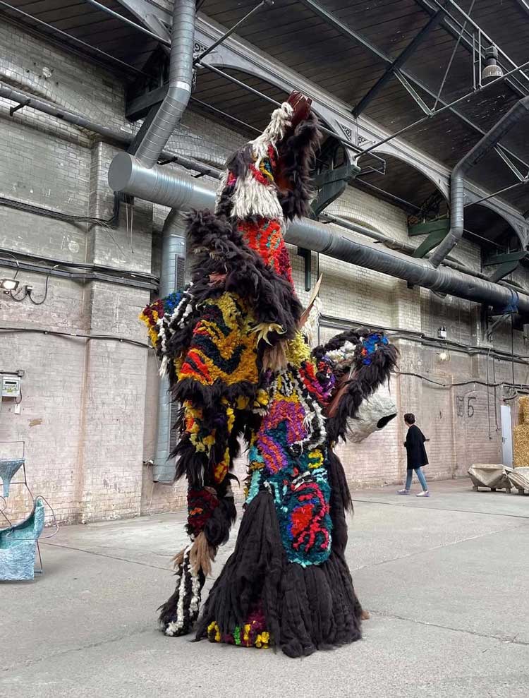 Melania Toma, AGAVE, 2022. Wool, sheep skin, silk. cotton, jute, palm leaves, wood, 500 x 150 x 120 cm. Installation view, Pigeon Park Vol. II, 2022. © The Artist.