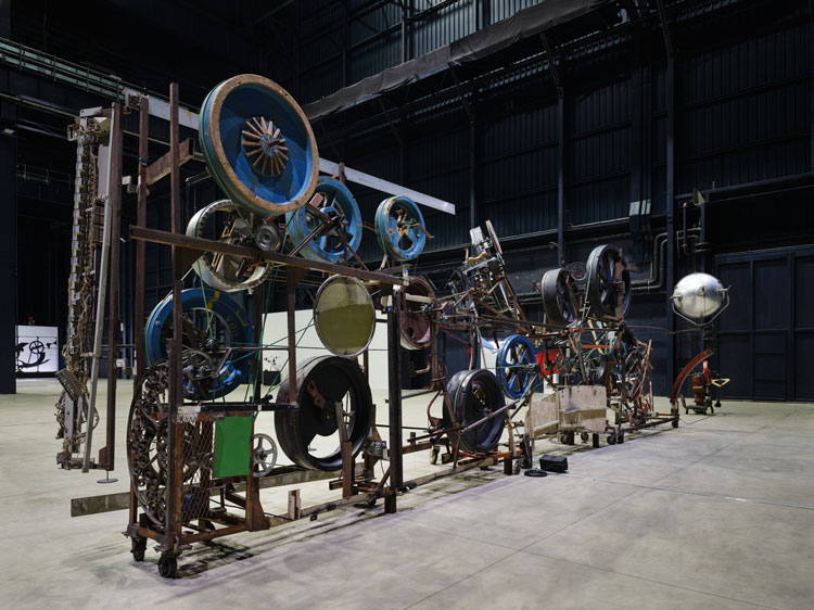 Jean Tinguely. Cercle et carré éclates (Circle and exploded square), 1981. Installation view Pirelli HangarBicocca, Milan, 2024. MAH, Musée d’art et d’histoire, Ville de Genève. Courtesy Pirelli HangarBicocca, Milan. Jean Tinguely © SIAE, 2024. Photo: Agostino Osio.