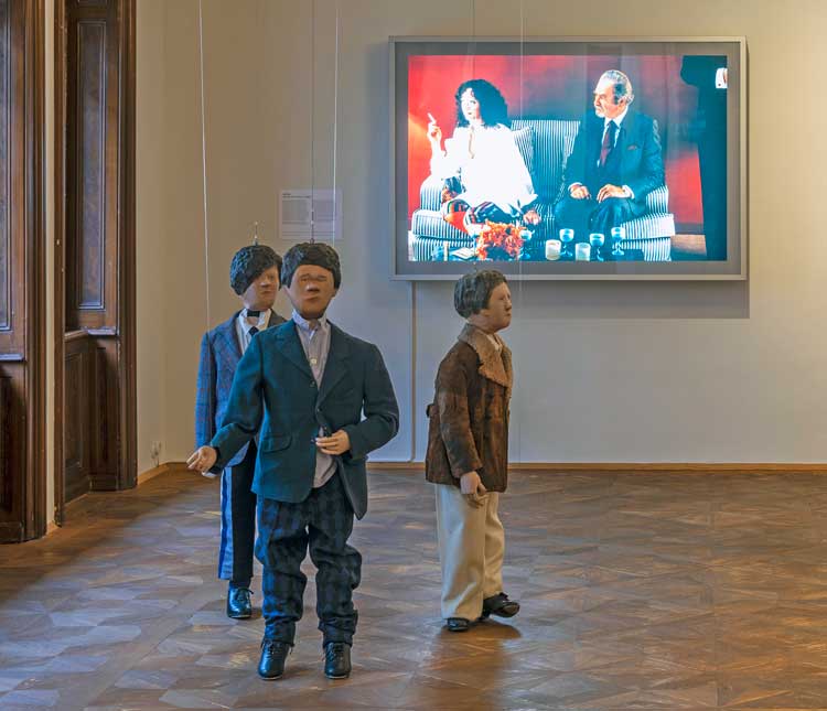 Markus Schinwald, Misfits (foreground); Jeff Wall, A Woman and her Doctor. © Oliver Ottenschlaeger.