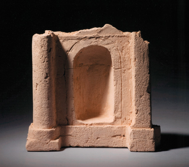 Jos Tilson. Carità, Venice, 2007. Terracotta, 18.5 x 20 x 7 cm. Photo: Alan Tabor.