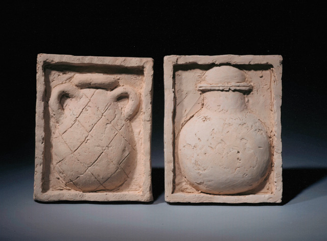 Jos Tilson. Portrait, 2005. Terracotta, 28 x 22 cm;
Portrait, 2005. Terracotta, 29 x 23 cm. Photo: Alan Tabor.