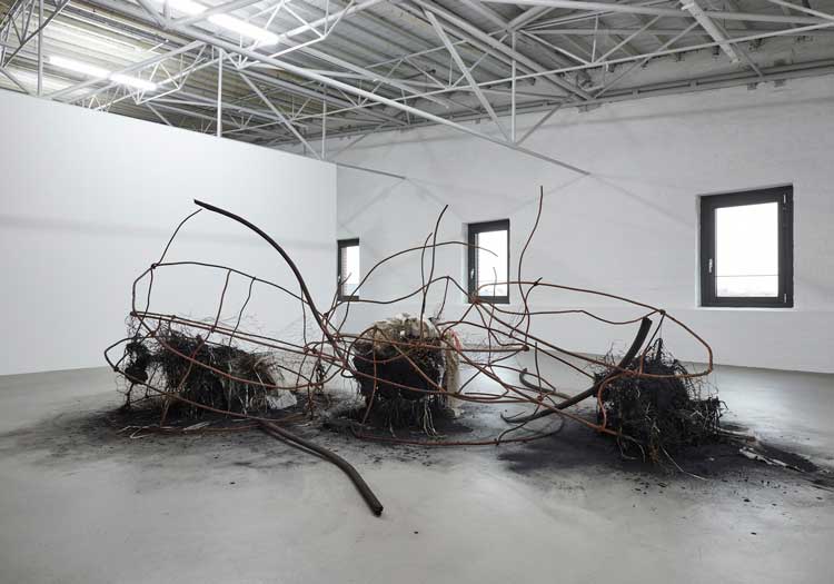 Dominique White, The domination of Nothing, 2023. Wrought iron (rusted), sisal, destroyed sail, mahogany (burnt), high volatile charcoal. Courtesy the artist and Veda. Photo: Volker Renner.