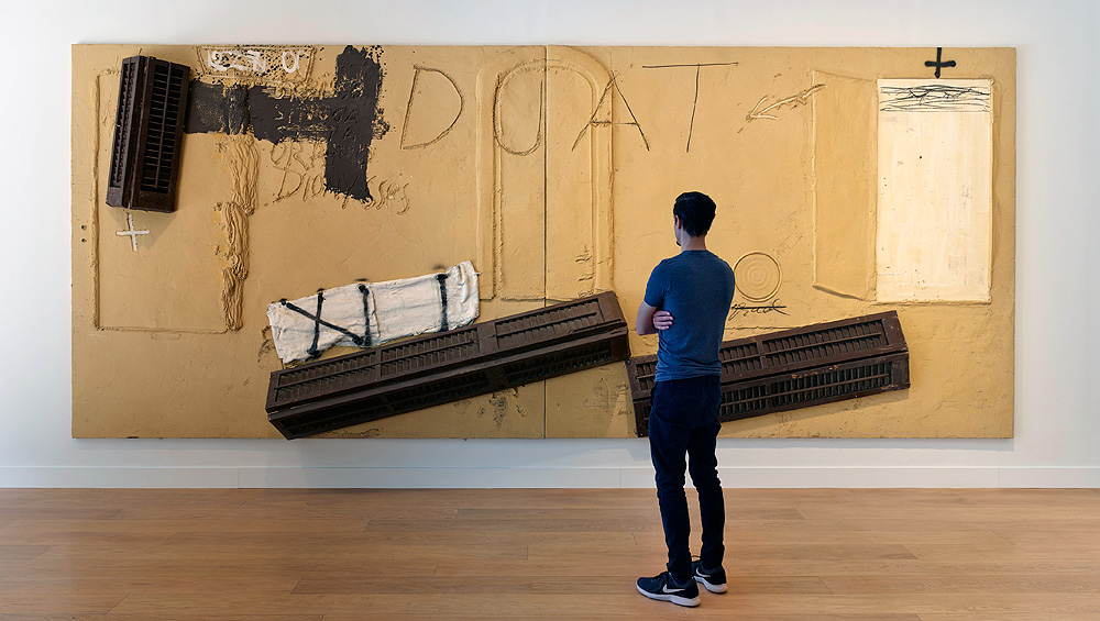 Antoni Tàpies, Duat, 1994. 250 x 600 cm. © Antoni Tàpies. Courtesy Waddington Custot.