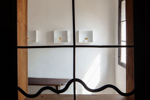 Edmund de Waal, tehillim, 2018, Jewish Museum, Canton corridor. Part of Psalm, an exhibition in two parts at the Jewish Museum and Ateneo Veneto, Venice. Porcelain, gold, marble, aluminium and plexiglass, 28 x 1,164 x 10 cm overall. © Edmund de Waal. Courtesy of the artist. Photo: Fulvio Orsenigo.