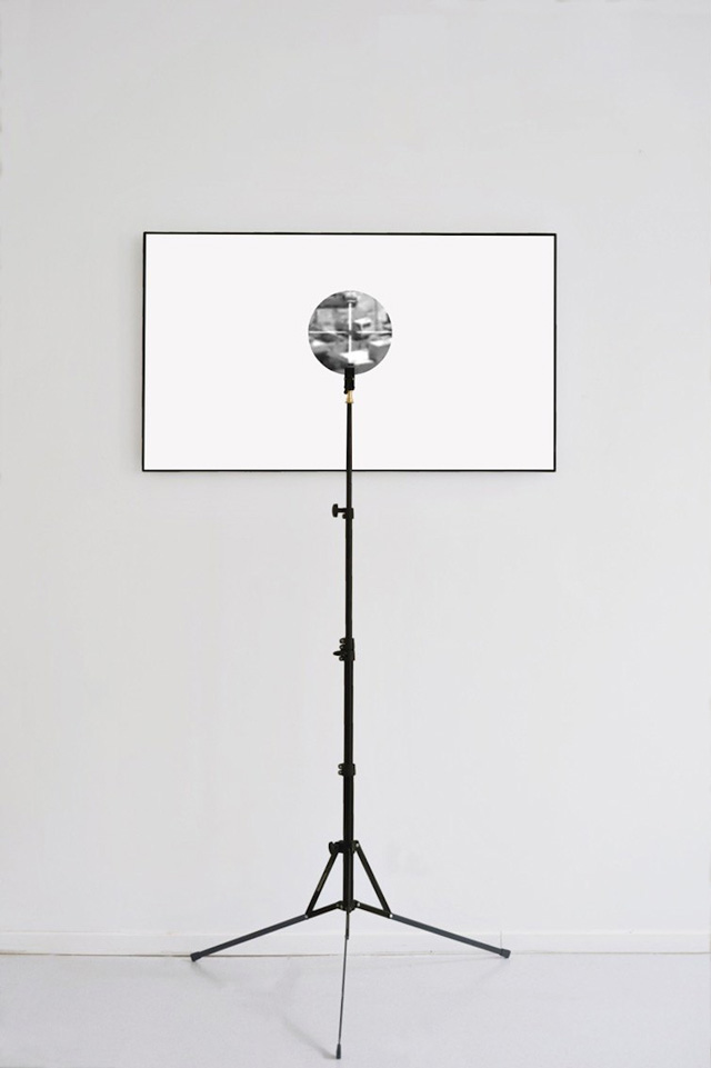 Emmanuel van der Auwera. White Noise, 2018. LCD Screen, HD video. © the artist, courtesy Edel Assanti.
