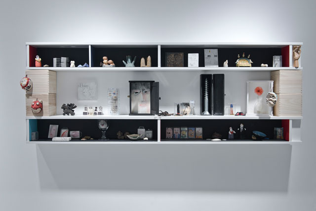 Installation view, showing a collection of items from Nick Wadley’s mantlepiece, from Nick Wadley in Gdansk, CCA Laznia, Gdansk, Poland. Photo: Paweł Jozwiak.