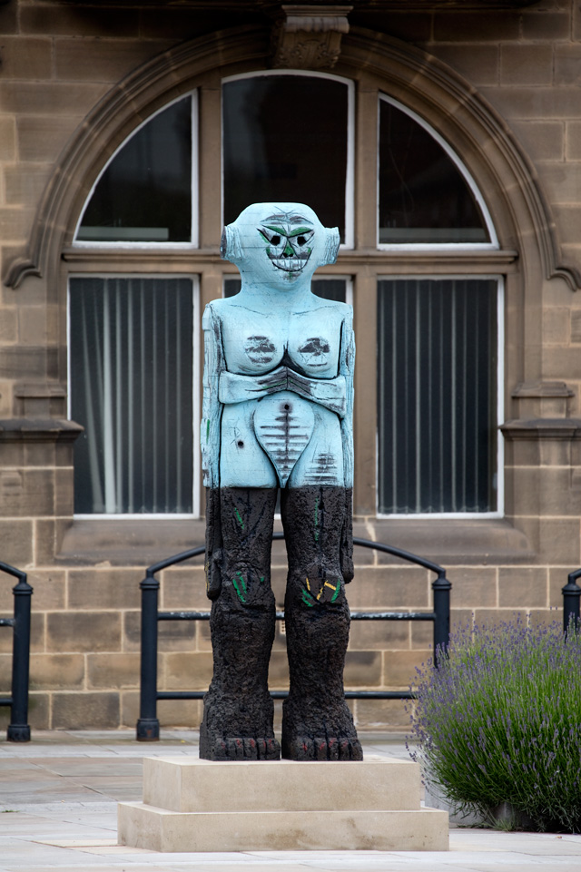 Huma Bhabha, Receiver, 2019. Bronze, 250cm x 63cm x 46cm. Photography Jerry Hardman-Jones. Courtesy of the artist and Salon 94 New York.